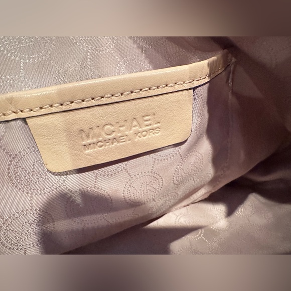 Michael Kors Jet Set Signature Vanilla PVC Shoulder Bag - Picture 8 of 12